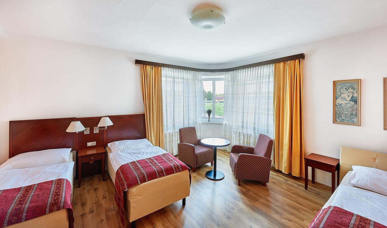 Penzion Karolinka Hotel Kromeriz Luaran gambar