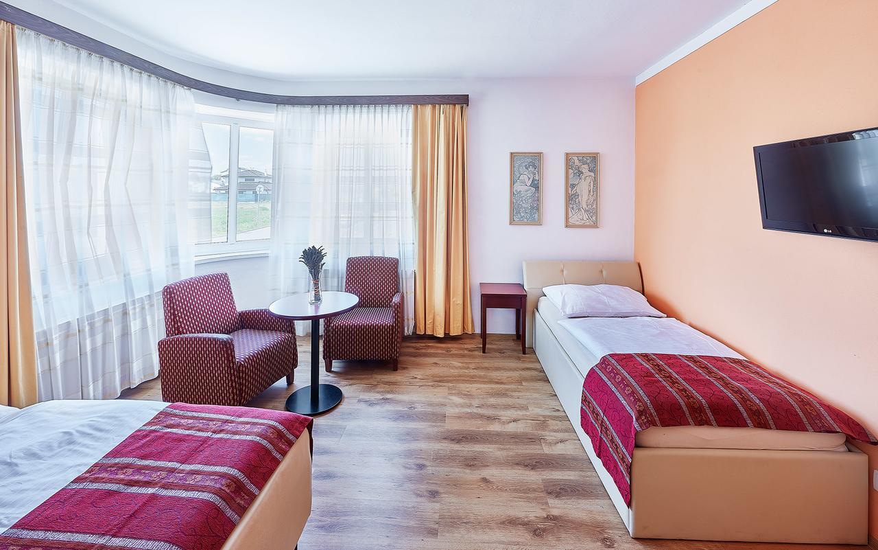 Penzion Karolinka Hotel Kromeriz Luaran gambar